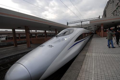 10月26日9时,首发的G5002次国产“和谐号”CRH380A新一代高速动车组列车从浙江杭州火车站始发。新华社记者 黄宗治 摄