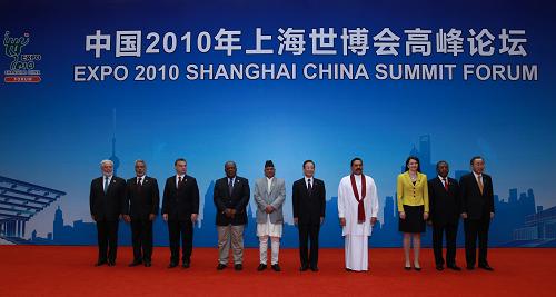 10月31日,中国2010年上海世博会高峰论坛在世博中心开幕。这是开幕式前,国务院总理温家宝与出席开幕式的嘉宾合影。 新华社记者 庞兴雷 摄