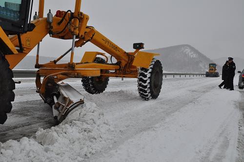11月12日,专业清雪车辆在哈尔滨至牡丹江高速公路海林境内段清理路面积雪。新华社发(张春祥 摄)