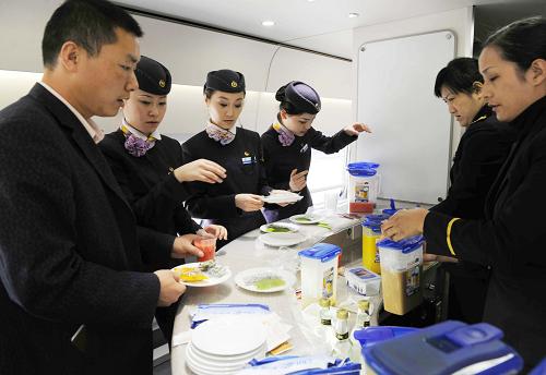 12月3日,列车员在“和谐号”CRH380A动车组餐车配餐。当日,在京沪高铁枣庄至蚌埠间的先导段联调联试和综合试验中,“和谐号”CRH380A新一代高速动车组最高运行时速达到486.1公里,中国高铁再次刷新世界铁路运营试验最高速。“和谐号”CRH380A新一代高速动车组是目前世界上运营速度最快、科技含量最高的高速列车,在气密强度、旅客界面、智能化等多个方面进行了系统创新,达到了世界领先水平。新华社记者 陈树根 摄