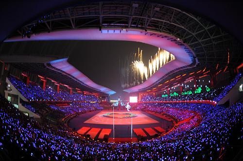12月12日,2010年亚残运会开幕式在广州举行。这是开幕式前的倒计时表演《奔跑》。 新华社记者韩传号摄
