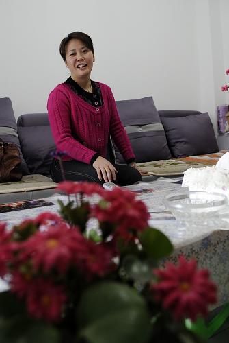 在银川市最大规模的保障性住房小区——五里湖畔的家中,40岁的残疾人王瑞艳谈起如今的居住条件,满心欢喜(1月11日摄)。新华社记者 王鹏 摄