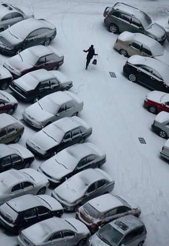 2月10日,一名女子在雪地上行走。新华社记者 张传奇 摄
