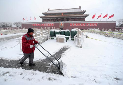 2月10日,环卫工人在清扫天安门城楼前的积雪。新华社记者 罗晓光 摄