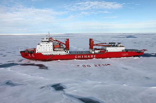 中国第四次北极科学考察队乘坐雪龙号极地科学考察船抵达北纬88度22分,这是中国船舶目前所到达的最高纬度(2010年8月20日摄)。从2010年7月1日正式起航到9月20日回到上海,中国第四次北极科学考察队乘坐“雪龙”号极地科学考察船一路漂洋过海,穿越白令海、白令海峡、楚科奇海、加拿大海盆、门捷列夫海脊、弗莱彻深海平原海域、北极点等海域,南北纵贯2300海里,东西横跨1100海里,并乘坐直升机达到北极点,首次实现了中国北极科学考察队依靠自己的力量到达北极点开展科学考察的愿望。新华社发(姚凡 摄)