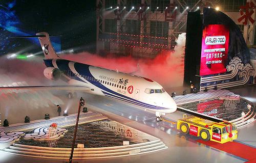 这标志着中国重大自主创新工程ARJ21飞机的研制工作全面完成,中国飞机正式跻身世界民用客机行列。新华社记者 裴鑫 摄