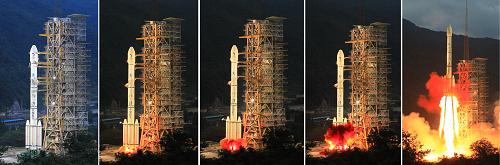 2010年10月1日18时59分57秒,搭载着嫦娥二号卫星的长征三号丙运载火箭在西昌卫星发射中心点火发射。这是嫦娥二号发射瞬间的情景(拼版照片)。新华社记者 李刚 摄