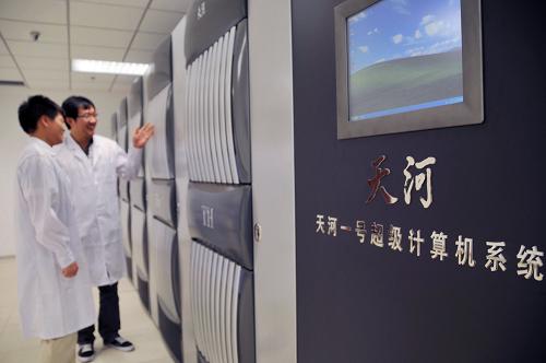 国家超级计算天津中心科研人员正在对已完成装配的“天河一号”进行检查(2010年7月29日摄)。2010年11月17日,国际超级计算机TOP500组织正式发布第36届世界超级计算机500强排名榜。安装在国家超级计算天津中心的“天河一号”超级计算机系统,以峰值速度4700万亿次、持续速度2566万亿次每秒浮点运算的优异性能位居世界第一,实现了中国自主研制超级计算机综合技术水平进入世界领先行列的历史性突破。新华社记者 毛振华 摄