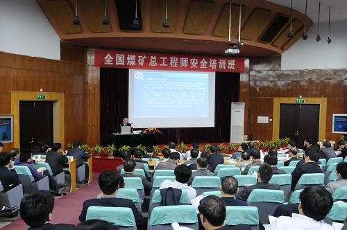 4月12日,全国煤矿总工程师首期安全培训首期班开课。当日,全国“万名煤矿总工程师安全培训工程”在江苏徐州启动,首批150名来自各大煤矿企业的总工程师将在中国矿业大学接受为期7天的培训。按照国家有关部门的计划,到2013年底,全国所有煤矿总工程师将全部轮训一遍。新华社发(沈鹏 摄)