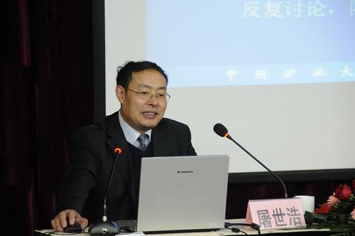 4月12日,中国矿业大学矿业工程学院院长屠世浩主讲首期培训课程。新华社发(沈鹏 摄)