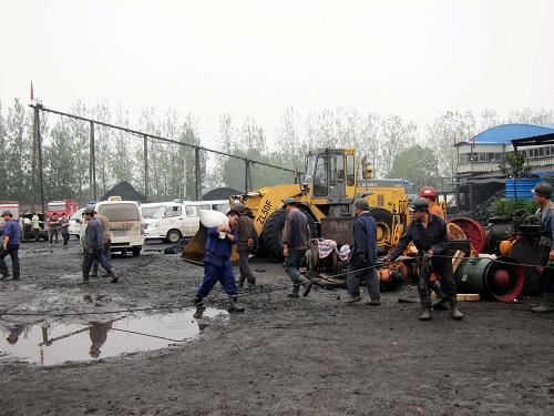 7月7日,人员在现场进行救援。7月6日18时45分,山东省枣庄市薛城区防备煤矿250米井下发生火灾,经初步核查,28人被困井下。18时46分,煤矿调度室接到井下报告,井下一台压风机突然着火,当时井下91人,跟班矿领导组织撤人和自救,63人安全升井,枣矿集团救护大队及时赶到现场,展开施救。目前抢险工作正按抢险方案有序进行,事故原因正在调查中。新华社记者 范长国 摄