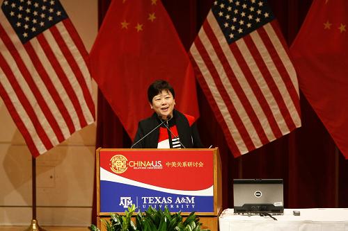 10月24日,在美国得克萨斯州农工大学的乔治·布什总统图书馆,中国人民对外友好协会会长李小林在研讨会上发表演讲。新华社发(宋穹 摄)