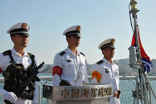 12月4日,中国海军战士在停靠苏丹卡布斯港码头的“武汉”舰上执勤。新华社记者 孙磊 摄