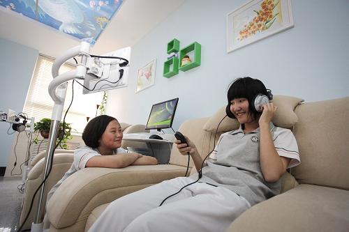 5月8日,一名学生在体验集视频、音乐、人体数据采集为一体的心理放松椅。当日,天津市河西区中小学心理健康教育指导中心在北京师范大学天津附属中学建成并投入使用。该中心建筑面积600多平方米,设有悦心室、舒心室、理心室等8个功能教室和1个集音乐、休闲为一体的共享大厅。该中心辐射全区,定期向师生和家长开展咨询、培训、团体辅导等活动,实现心理教育资源的共享。新华社发(李想 摄)