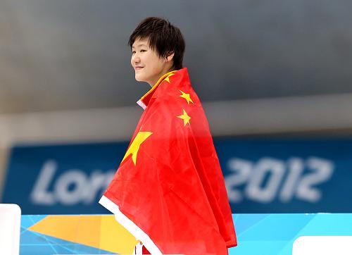 7月31日,叶诗文身披国旗离场。当日,在伦敦奥运会游泳女子200米个人混合泳决赛中,中国选手叶诗文以2分07秒57的成绩获得冠军,并创造新的奥运会纪录,这也是她在本届奥运会上夺得的第二枚金牌。新华社记者 凡军 摄