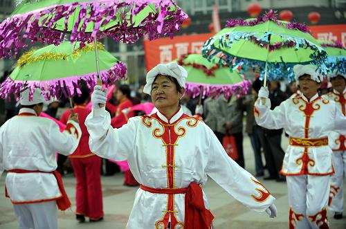 10月23日,银川市西夏区“花瓣飞扬”老年秧歌队队员在表演秧歌。新华社记者 王鹏 摄