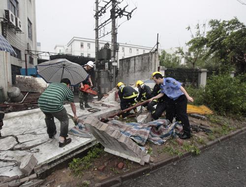4月17日,广东省佛山市救援人员在营救被压在倒塌民房下的居民。新华社发(陈炳辉 摄)