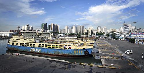 这是6月14日拍摄的海口秀英港码头,新港码头的客滚轮将于6月15日迁移到这里营运,班期不变。当日18时,海口市新港码头发往广东徐闻县海安港的最后一班客滚轮驶离港口,这个见证了海南30多年经济发展的重要口岸码头正式完成了客运使命。根据海口城市发展规划,新港将打造成集游艇码头、高档居住区、休闲商业等为一体的“公共休闲商业区”。新华社记者 郭程 摄