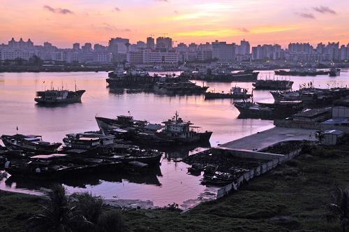 6月14日早晨,各类船只寂静地停泊在海南省海口新港码头。新华社发(潘华清 摄)