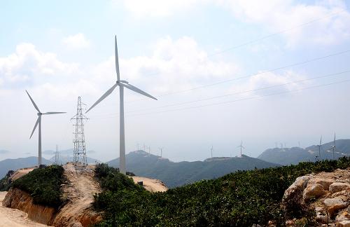 这是屹立在珠海高栏岛上的750千瓦风力发电机组(7月25日摄)。从7月25日起,屹立在珠海高栏岛上的66台750千瓦风力发电机组陆续并网发电。该项目全部达产后,每年将向电网提供电量9000多万千瓦时,可为这座风电厂创造主营业务收入6000多万元。据介绍,这是继珠海横琴风力发电厂首期工程后,珠海投产的第二座大型风力发电厂。新华社记者 魏蒙 摄