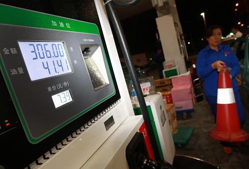 10月9日凌晨,上海一家加油站93号汽油的价格为7.39元。新华社记者 裴鑫 摄