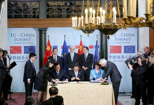 9月20日,中国国务院总理温家宝在布鲁塞尔同欧洲理事会主席范龙佩、欧盟委员会主席巴罗佐共同主持第十五次中欧领导人会晤。这是会晤后,双方领导人出席中欧有关合作文件的签字仪式。新华社记者 丁林 摄