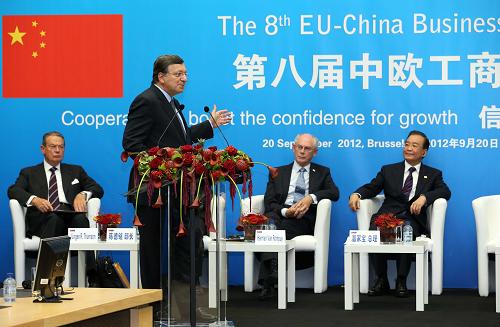 当地时间9月20日,中国国务院总理温家宝在比利时首都布鲁塞尔出席第八届中欧工商峰会并致辞。这是欧盟委员会主席巴罗佐致辞。新华社记者 庞兴雷 摄