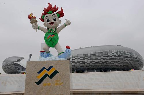 第六届全国农运会即将开幕 第六届全国农民运动会将于10月26日至11月1日在福建省泉州市举行。这是农运会主场馆――泉州海峡体育中心前的运动会吉祥物“同同”。 新华社记者张国俊摄