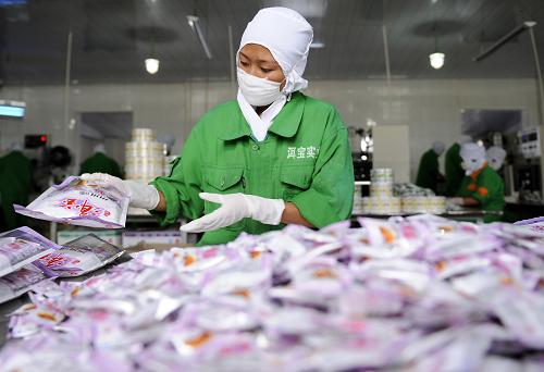 10月25日,工作人员在云南省大理白族自治州洱源县洱宝话梅厂内包装酸角糕和青梅糕。 近年来,云南省大理白族自治州洱源县按照市场需求大力调整农业产业结构,采用“公司+基地+农户+自主创新”的新型农业产业化模式发展梅果产业。全县目前种植梅果的面积达8.3万多亩,鲜梅年产量1.3万多吨,已有10多家大中型梅果加工的龙头企业,上百种梅果产品远销日本、韩国等地及国内各省区,为当地少数民族群众脱贫致富找到了一条新路。数万名当地农民靠种植梅果及在梅果加工企业内工作,每年人均增收超过1万元。 新华社记者戴旭明摄