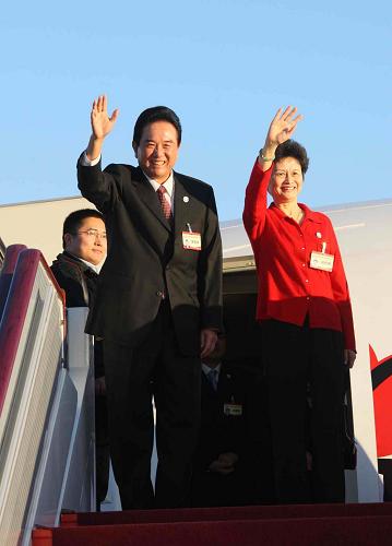 海协会会长陈云林一行离京赴台 11月3日,海协会会长陈云林一行7时30分许乘机离京赴台,两岸两会最高领导人将在台北举行历史性会谈。 新华社记者汪永基摄