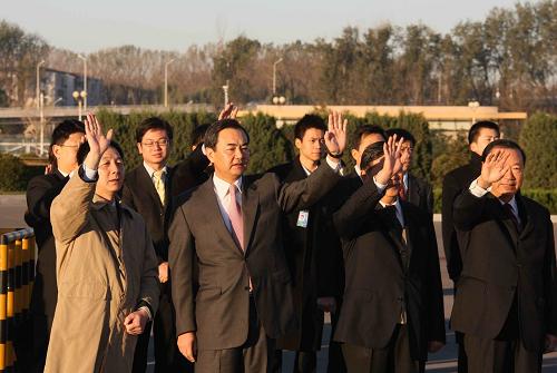 王毅为陈云林送行 11月3日,海峡两岸关系协会会长陈云林率海协会协商代表团乘机离京赴台,中台办、国台办主任王毅(前左二)前往机场送行。 新华社记者汪永基摄