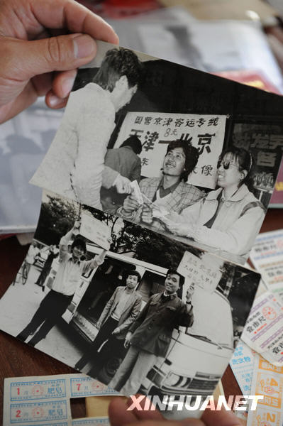 10月24日,在天津档案馆征集部,王树森副主任整理改革开放30年票证及老照片。 为纪念改革开放30年,天津档案馆近日整理并向社会征集改革开放以来人民居家生活的老物件、有价值的手稿、票据、老照片等,透过数百件物件,人们可略见30年天津城市的沧桑巨变。 新华社记者马平摄