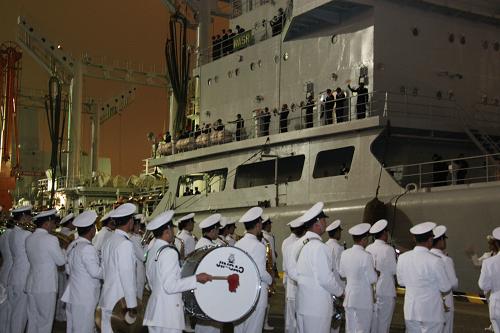 4月18日22时,巴基斯坦海军“巴德尔”号导弹驱逐舰和“纳赛尔”号综合补给舰,在巴基斯坦海军第25驱逐舰支队司令卡姆兰准将的率领下,顺利抵达青岛,参加纪念中国人民解放军海军成立60周年多国海军活动。 这两艘军舰刚刚参加完3月份在巴基斯坦卡拉奇阿拉伯海举行的“和平—09”多国海上联合军事演习。“纳赛尔”号补给舰曾于2003年访问上海并参加首次中巴海上联合搜救演习。 新华社记者王建民摄