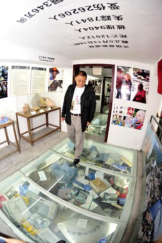 汶川大地震博物馆内的地下、四面墙上、甚至屋顶上都是有关地震的实物、照片和每一天的人员伤亡通报(5月10日摄)。 汶川大地震博物馆,一座由樊建川出资3000多万打造的博物馆,在成都近郊的安仁古镇上,以自己的方式讲述着汶川大地震的记忆。 樊建川1957年出生于四川宜宾,曾下乡、入伍、执教、为官,并且官至宜宾市副市长。为了支撑自己对历史收藏的爱好,他弃官从商,并建起了自己的博物馆——建川博物馆聚落。汶川大地震博物馆是其中的重要组成部分,展览面积3000多平方米,陈列设计由樊建川自己完成。 2008年5月12日汶川大地震发生后至6月12日的一个月中,樊建川开始收集跟地震有关的实物资料,6月12日就开起了临时的地震博物馆展览。当时展品只有五千件,此后通过陆续搜集,加上社会各方面的捐赠,现在地震实物达到五万多件。 樊建川说,汶川大地震博物馆由“震撼5.12-6.12日记”、地震美术作品馆、地震科普知识馆构成,共30多个展厅。其中,“震撼5.12-6.12日记”馆以日记的形式,将地震当天至地震后一个月每一天的图片、实物、感人语录、诗歌作品等以日记的形式展现。地