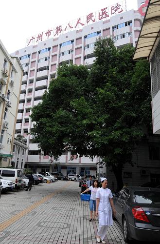 这是5月22日拍摄的广州市第八人民医院住院部。 当日,我国内地第四例输入性甲型H1N1流感确诊病例杨某某,于22日凌晨办理相关手续低调出院。广州市第八人民医院负责人表示,患者已达到卫生部甲型H1N1流感病例出院标准,医院尊重患者提出的要求,患者离院时没有举行相关仪式。 新华社记者 陈晔华 摄