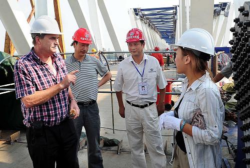 8月13日,一名担任工程监理工作的德国桥梁专家在施工现场了解工程进展情况。 由中铁大桥局承建的郑州黄河公路铁路两用桥施工目前已进入关键阶段,800多名职工正日夜奋战在工地上,以确保10月底完成全部钢梁架设,2010年5月竣工交付使用。郑州黄河公铁两用桥公铁合建部分全长9177米,铁路设计时速350公里。 新华社记者 王颂摄