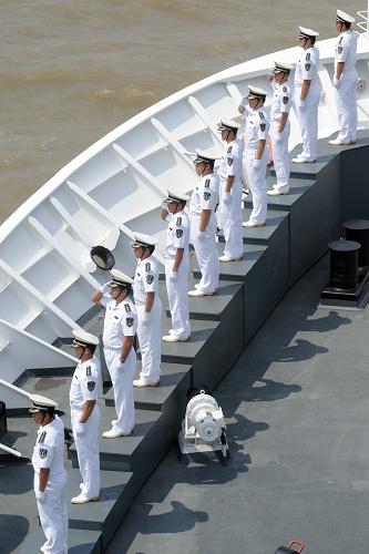 9月4日,演习结束后,海军官兵正在医疗船上列队。 当日,“多部委、海陆空、北京、杭州、宁波”三地同步进行、我国有史以来最大规模海上演习——2009年国家海上搜救桌面演习暨东海搜救演习成功举行。 一艘载有368名旅客、22名船员的客滚船“宁舟”轮在宁波—舟山核心港区佛渡水道海域因主机故障,与散装化学船“岱河”轮发生碰撞。“宁舟”轮数百名人员及沿岸数万居民的生命受到严重威胁。中国海上搜救中心立即成立总指挥部,通知工信部、公安部、民政部、农业部、卫生部、海关总署、安监总局、地震局、气象局、海洋局、民航局、总参、海军、空军、武警部队等成员单位按其职责启动应急联动响应预案,并成立协调指挥部。在总指挥部的统一组织协调下,一场声势浩大的“海、陆、空”立体搜救迅速展开。这次演习呈现出“多部委参与、演习科目内容丰富、指挥层次多和技术保障要求高”的特点。在演习科目、指挥层次和技术保障等方面为历届演习之最。 新华社记者 王定昶摄