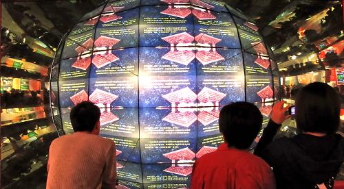 10月13日,参观者在“走进世博会”展览展厅通过“万花筒”多媒体创意展项了解《中国馆的故事》。 在2010年上海世博会开幕200天倒计时之际,“走进世博会——中国2010年上海世博会暨世博会历史回顾展览”在上海展览中心拉开序幕。这个展览通过展出200多幅世博会历史图片、18组历届世博会视频资料,以及上海世博会园区沙盘和60多个世博参展方的场馆模型,展示了世博会的百年发展历程,吸引众多参观者前来观看,提前感受世博会的精彩和亮点。 新华社发(井韦 摄)
