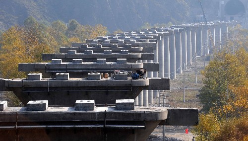 由中铁十九局集团承建的青藏铁路西格段增建二线重点工程——新民村湟水河特大桥已基本建成(10月14日摄)。 目前青海正值深秋,青藏铁路西宁至格尔木段增建二线工程正在加紧建设。经过两年多的建设,青藏铁路西格段增建二线工程今年年内除关角隧道外全线将形成双线运输能力。青藏铁路西格段增建二线工程全长290公里,总工期60个月,总投资超过100亿元,计划2012年全部完工。 新华社记者侯德强摄