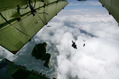 这是2008年5月14日,15名空降兵中从地震灾区茂县上空4999米的高空奋不顾身地跳下。新华社 发