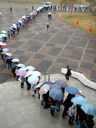 11月10日,考生在合肥一处报考点排队等候现场确认。 当日起到14日,2010年全国硕士研究生统一入学考试报名进入现场确认阶段。考生应在此期间凭有关证件到网上报名选定报考点进行信息确认、缴费和照相。根据教育部规定,网上报名信息必须经过现场确认方为有效。 新华社记者 刘军喜 摄