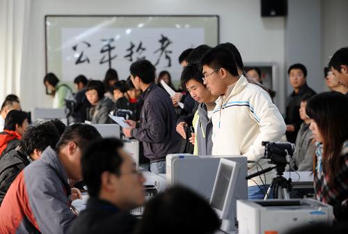11月10日,考生在青岛招办研究生报名点确认网上报名信息。 当日起到14日,2010年全国硕士研究生统一入学考试报名进入现场确认阶段。考生应在此期间凭有关证件到网上报名选定报考点进行信息确认、缴费和照相。根据教育部规定,网上报名信息必须经过现场确认方为有效。 新华社记者 李紫恒 摄