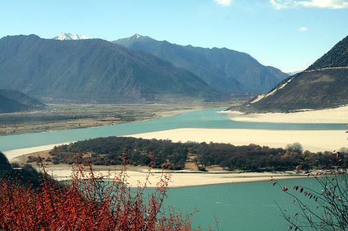 “西藏江南”的冬日风光 这是林芝地区雅鲁藏布江风景(11月21日摄)。 林芝位于西藏东南部,平均海拔3100米,气候湿润,植被茂盛,风光秀丽,被称作“西藏江南”。这里夏无酷暑,冬无严寒,拥有雅鲁藏布大峡谷、南迦巴瓦峰、波密冰川群、巴松措、鲁朗林海等一大批世界级的自然景观。 新华社记者 林如萱 摄