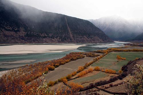 这是林芝地区雅鲁藏布江风景(11月20日摄)。 林芝位于西藏东南部,平均海拔3100米,气候湿润,植被茂盛,风光秀丽,被称作“西藏江南”。这里夏无酷暑,冬无严寒,拥有雅鲁藏布大峡谷、南迦巴瓦峰、波密冰川群、巴松措、鲁朗林海等一大批世界级的自然景观。 新华社记者 林如萱 摄
