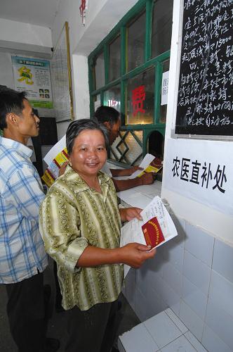 2007年5月22日,在江西樟树市大桥卫生院,村民在农医直补窗口报销医药费。 “小病拖、大病扛,重病等死见阎王。”这句顺口溜淋漓尽致地表现了几年前我国农民面对疾病的无奈。 “无病定期查,感冒把药拿;大病不用怕,合作医疗来救驾。”——自新型农村合作医疗全面推开以来,农村又传开了另一段顺口溜。 一张小小的新农合证维系着8亿多农民的健康大问题。2009年年终岁末,记者走进江西的两个村庄,倾听农民的切身经历,感受新农合带给农民生活的变化。 新华社发(资料照片)