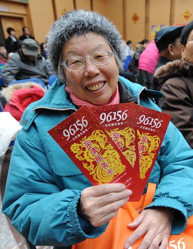 北京启动“两节”服务活动 12月29日,一位老人在展示收到的亲情服务卡,此卡可以换取多项免费服务。 当日,由北京市民政局举办的“两节”(元旦、春节)服务活动正式启动。服务活动依托96156北京市社区公共服务热线和北京市社区公共服务信息网,以派送亲情服务卡、组织“逛社区、赶大集”等活动形式,为社区居民提供包括免费为市民配送年货等各项便利。 新华社记者 李文摄