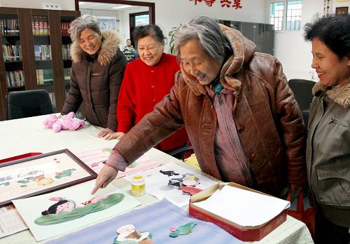 北京:发展社区文化 构建温馨家园 2009年12月31日,北京朝阳区南湖西里社区的居民在“居家养老”社区服务站参加手工兴趣小组。 近年来,北京市社区文化建设蓬勃发展,市民在自己家门口就能参加太极拳、合唱、交谊舞、棋牌等各种丰富多彩的文娱活动,并享受到社区服务站、为老服务站等社区服务场所提供的服务,感受社区温暖和居民间浓浓的亲情。 新华社发(赵琬微 摄)