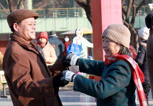 2009年12月30日,北京市民在海淀双榆树公园练习交谊舞。 近年来,北京市社区文化建设蓬勃发展,市民在自己家门口就能参加太极拳、合唱、交谊舞、棋牌等各种丰富多彩的文娱活动,并享受到社区服务站、为老服务站等社区服务场所提供的服务,感受社区温暖和居民间浓浓的亲情。 新华社发(赵琬微 摄)