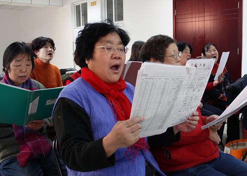 2009年12月31日,北京朝阳区南湖西里社区的居民在“居家养老”社区服务站排练合唱。 近年来,北京市社区文化建设蓬勃发展,市民在自己家门口就能参加太极拳、合唱、交谊舞、棋牌等各种丰富多彩的文娱活动,并享受到社区服务站、为老服务站等社区服务场所提供的服务,感受社区温暖和居民间浓浓的亲情。 新华社发(赵琬微 摄)