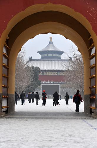 1月2日,游客在雪后的北京天坛公园游玩。 当日凌晨开始,京城飘落2010年第一场雪。北京市气象台发布的降水量统计数据显示,2日凌晨,北京出现小雪天气,截止到6时降雪量一般不足1毫米,局部站点降雪量较大。 新华社记者金良快摄